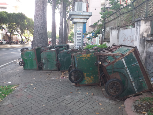Điểm tập kết xe rác chiếm vỉa hè