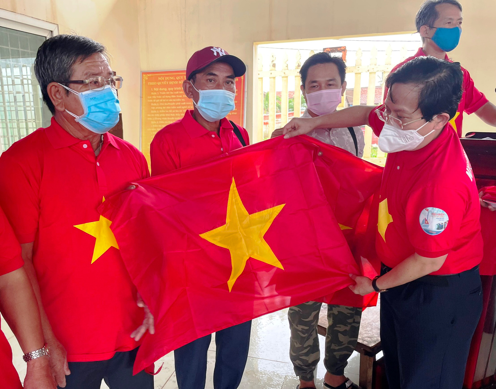 Dấu ấn h&agrave;nh tr&igrave;nh trao cờ Tổ Quốc - Ảnh 2.