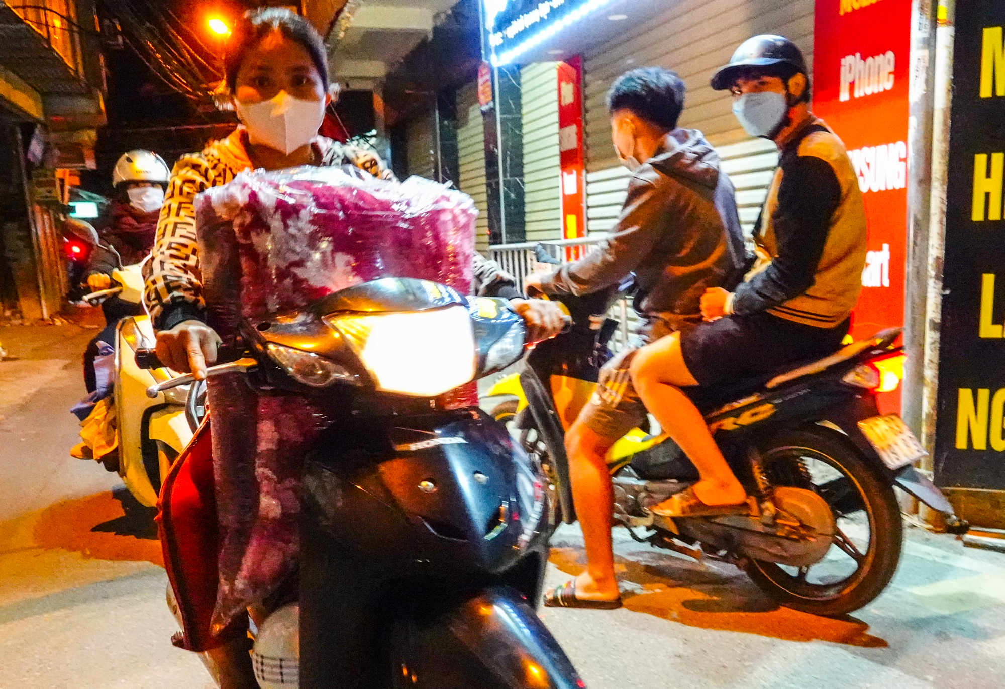 CLIP: H&agrave; Nội phong toả những con ng&otilde; nguy cơ cao với nhiều ca F0 trong đ&ecirc;m - Ảnh 12.
