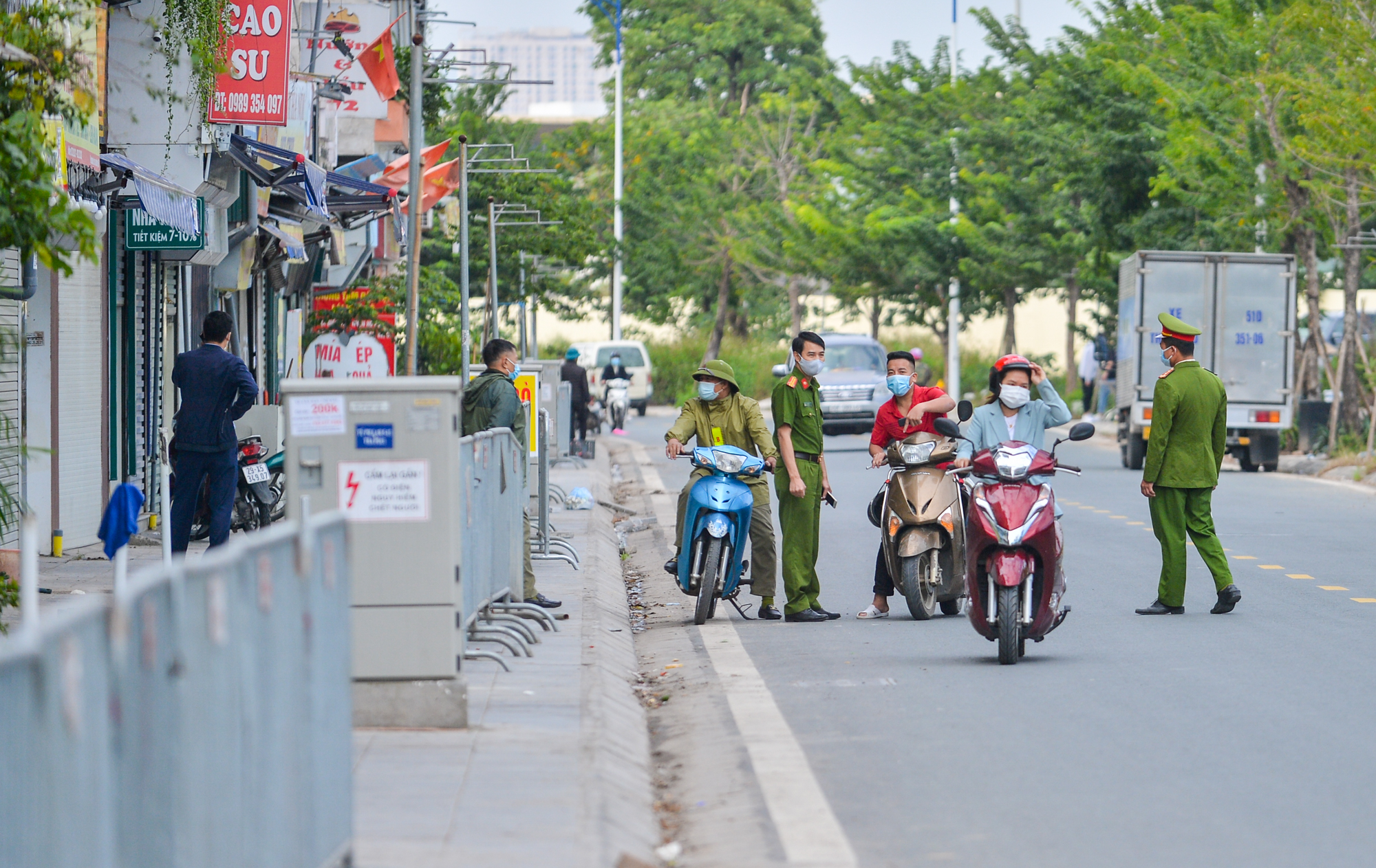 CLIP: Nhiều người đi làm phải quay về vì khu nhà bị phong toả do dịch Covid-19 - Ảnh 8.