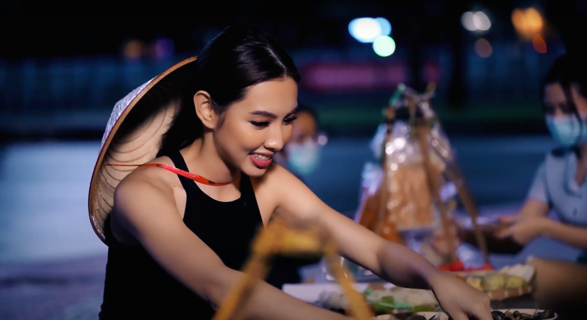 Hoa hậu chọn bánh tráng trộn giới thiệu với bạn bè quốc tế