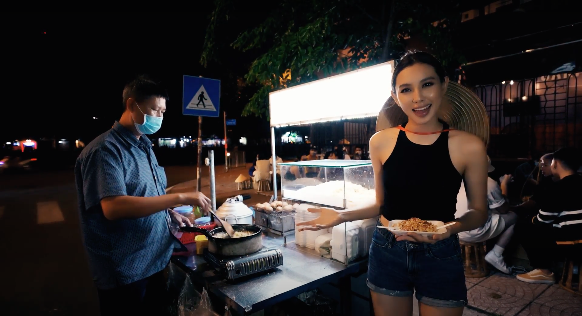 Hoa hậu chọn bánh tráng trộn giới thiệu với bạn bè quốc tế - Ảnh 1.