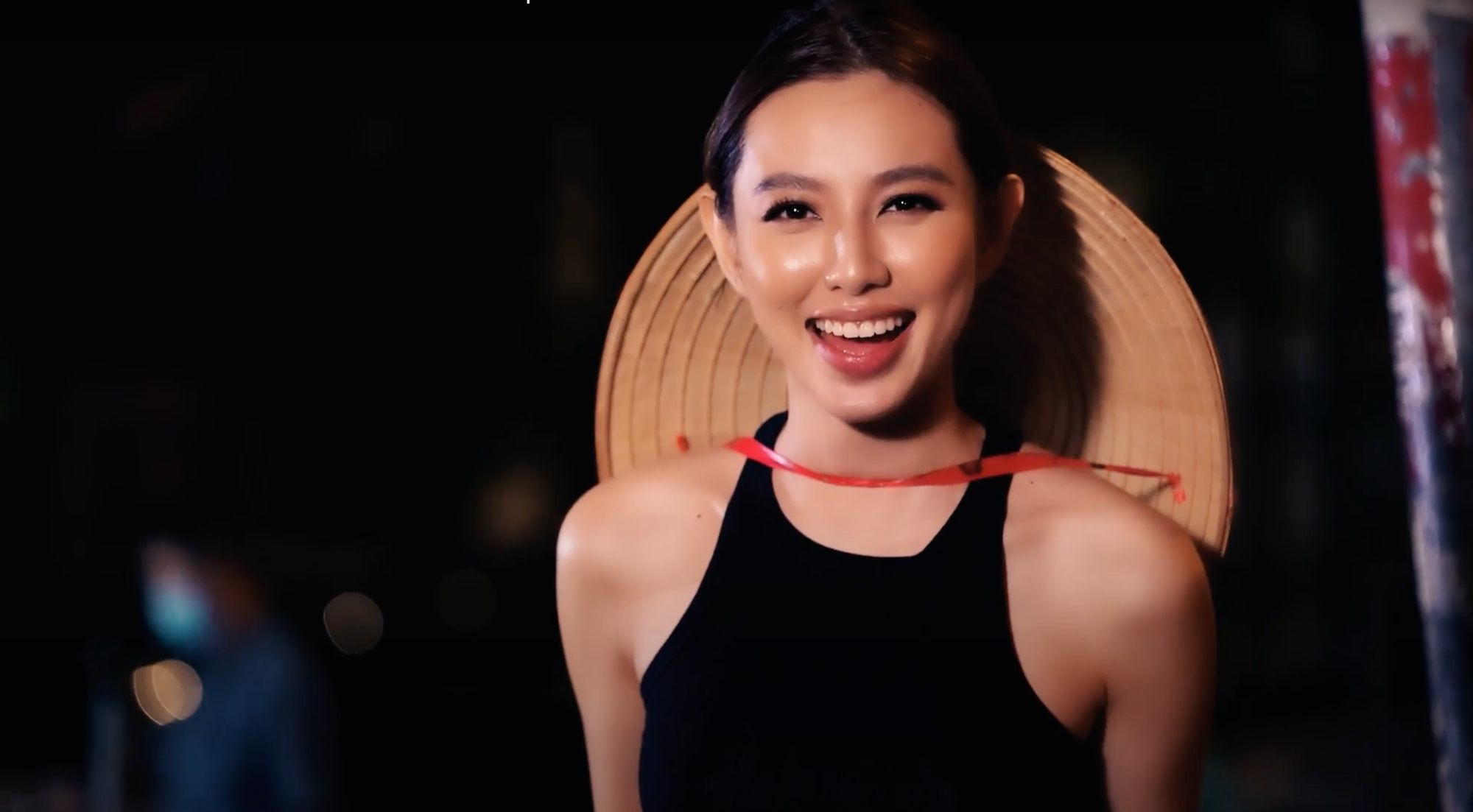 Hoa hậu chọn bánh tráng trộn giới thiệu với bạn bè quốc tế - Ảnh 10.