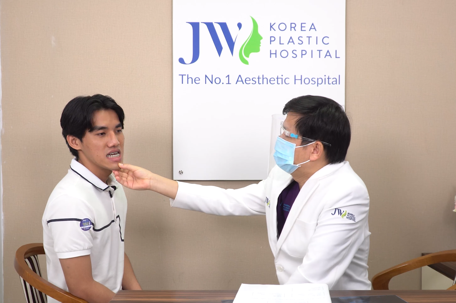 Đẹp trai như tài tử sau phẫu thuật hàm móm khiến mẹ ruột không nhận ra