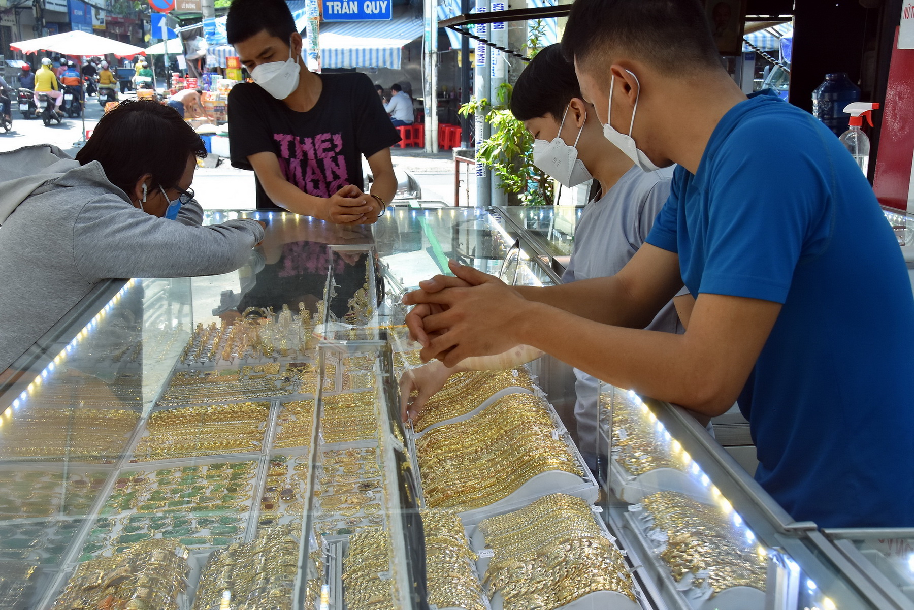 Giá vàng hôm nay 9-11: Nhảy vọt, USD và lãi suất trái phiếu Mỹ suy yếu