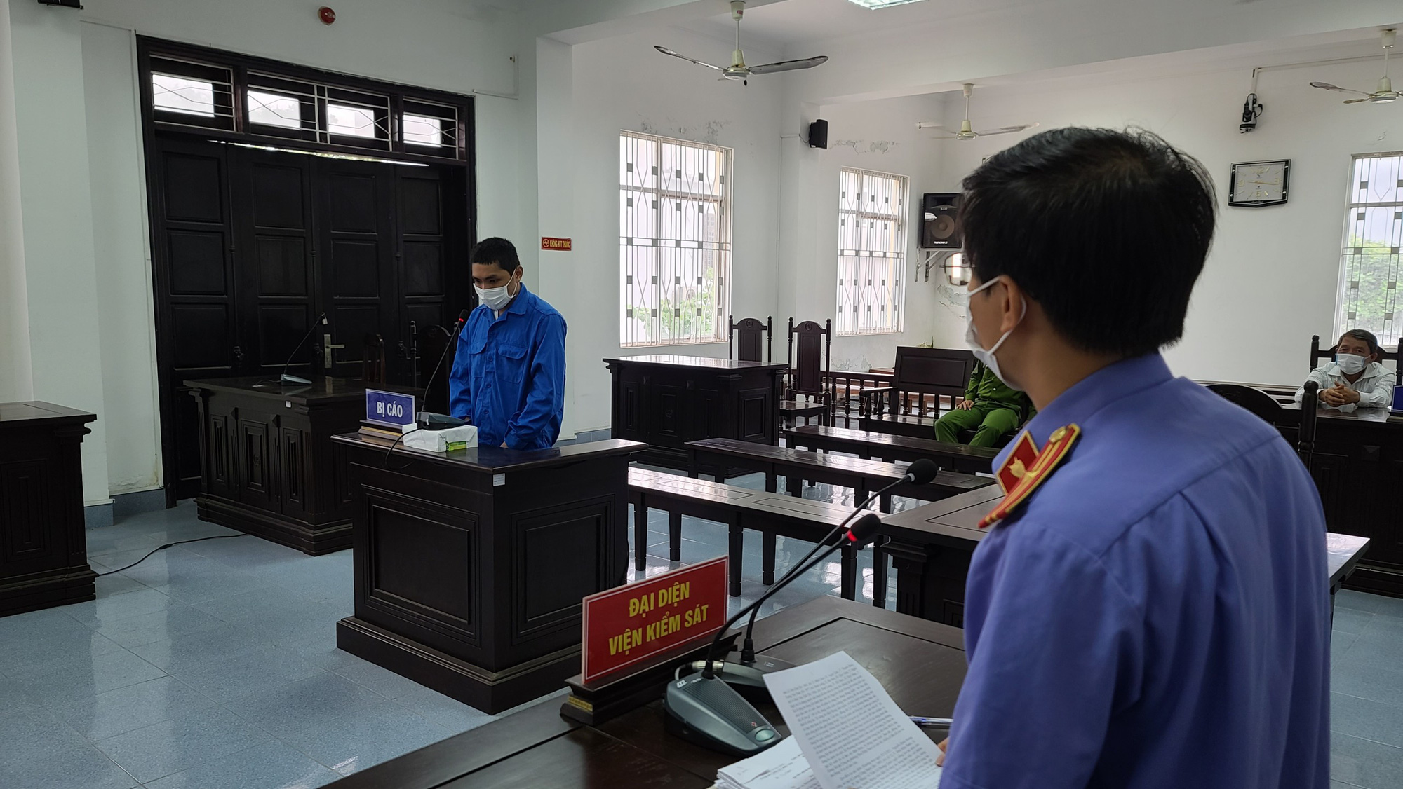Đà Nẵng: Lĩnh án tù vì vác xẻng đuổi đánh nữ Phó Chủ tịch phường