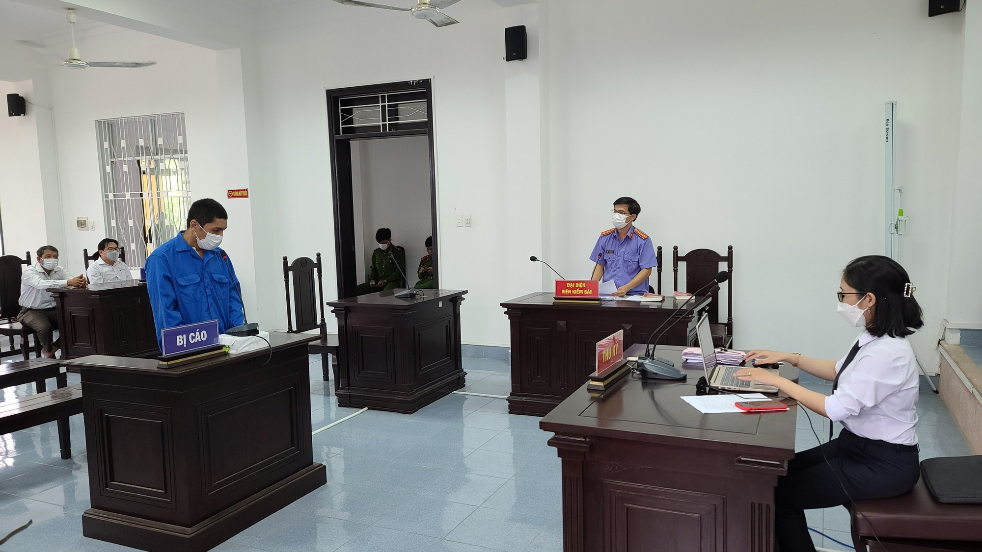 Đ&agrave; Nẵng: Lĩnh &aacute;n t&ugrave; v&igrave; v&aacute;c xẻng đuổi đ&aacute;nh nữ Ph&oacute; Chủ tịch phường - Ảnh 1.
