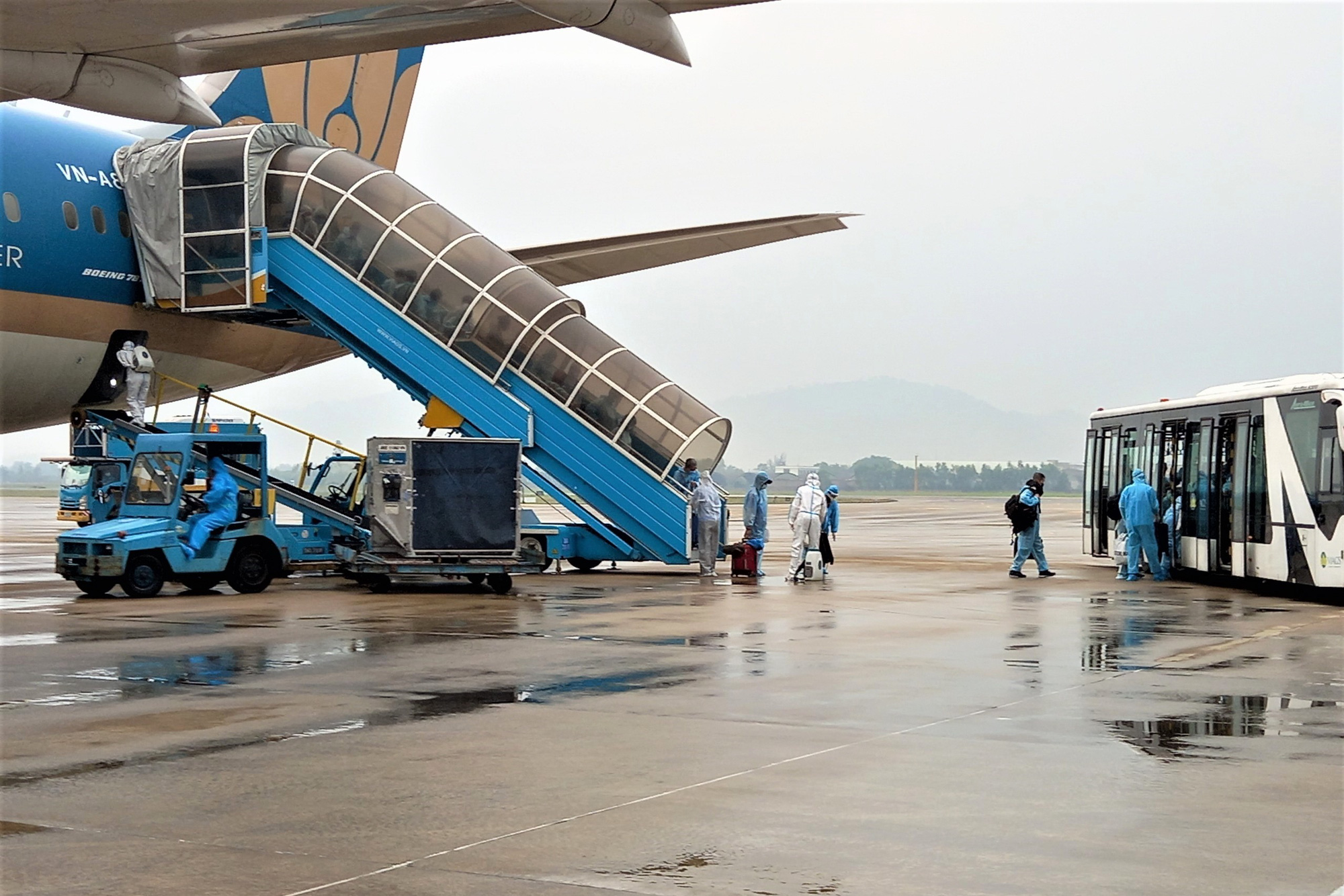 Chuyến bay thẳng thường lệ đầu tiên từ Mỹ của hàng không Việt Nam hạ cánh ở Đà Nẵng