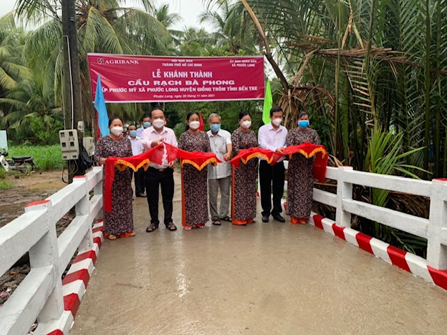 Hội Nh&agrave; b&aacute;o TP HCM v&agrave; Agribank kh&aacute;nh th&agrave;nh cầu n&ocirc;ng th&ocirc;n mới tại Bến Tre - Ảnh 1.