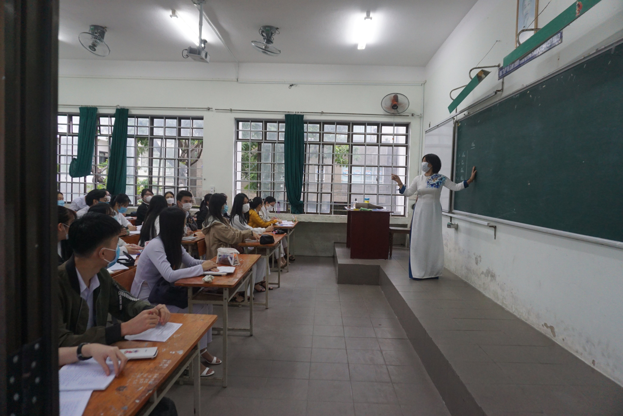 Đà Nẵng: Nữ giáo viên mắc Covid-19, 4 lớp chuyển sang học trực tuyến