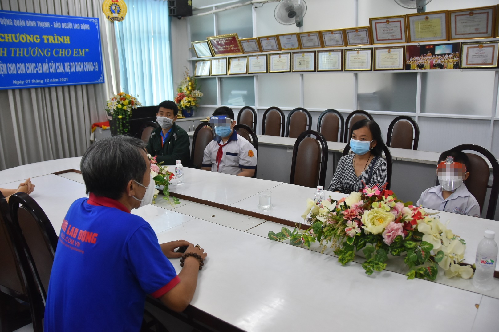X&oacute;t xa nỗi &aacute;m ảnh của cậu b&eacute; 8 tuổi c&oacute; ba mất v&igrave; Covid-19 - Ảnh 1.