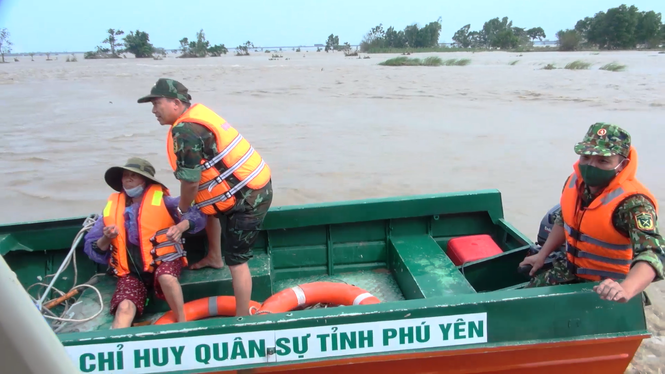 Vượt lũ cứu 6 người chăn bò… giữa sông Ba