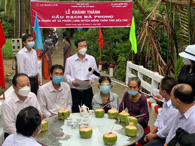 Hội Nh&agrave; b&aacute;o TP HCM v&agrave; Agribank kh&aacute;nh th&agrave;nh cầu n&ocirc;ng th&ocirc;n mới tại Bến Tre - Ảnh 3.