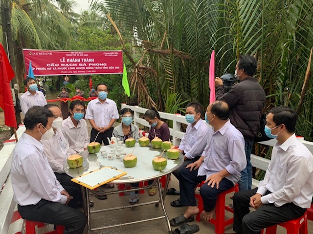 Hội Nh&agrave; b&aacute;o TP HCM v&agrave; Agribank kh&aacute;nh th&agrave;nh cầu n&ocirc;ng th&ocirc;n mới tại Bến Tre - Ảnh 4.