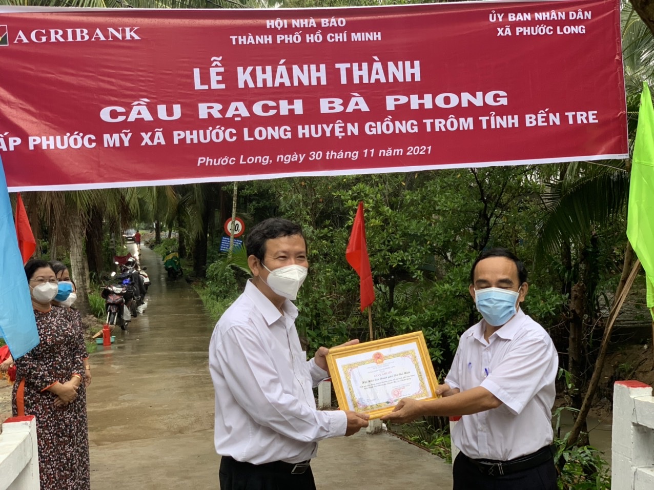 Hội Nh&agrave; b&aacute;o TP HCM v&agrave; Agribank kh&aacute;nh th&agrave;nh cầu n&ocirc;ng th&ocirc;n mới tại Bến Tre - Ảnh 2.