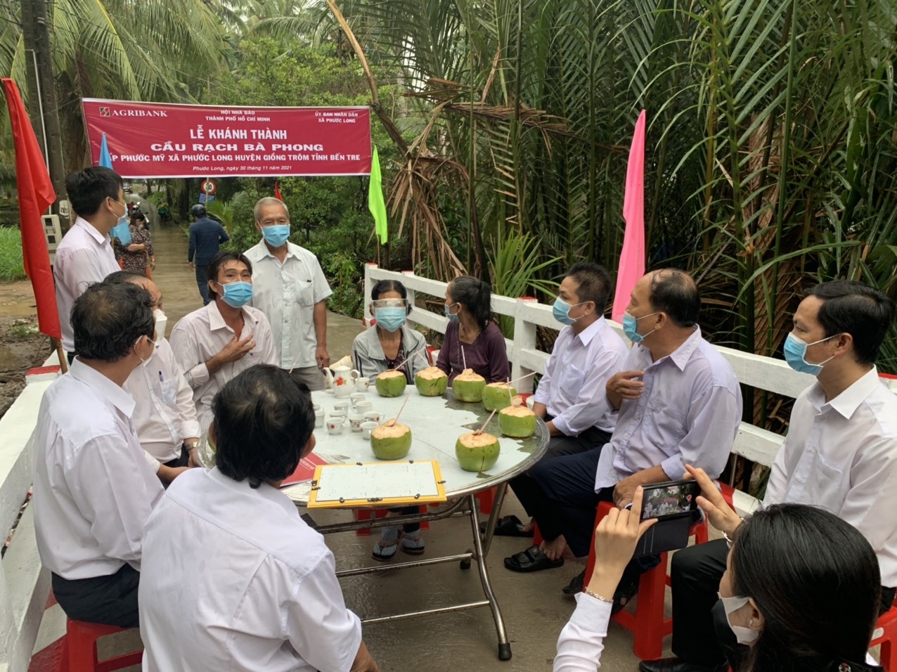 Hội Nh&agrave; b&aacute;o TP HCM v&agrave; Agribank kh&aacute;nh th&agrave;nh cầu n&ocirc;ng th&ocirc;n mới tại Bến Tre - Ảnh 5.