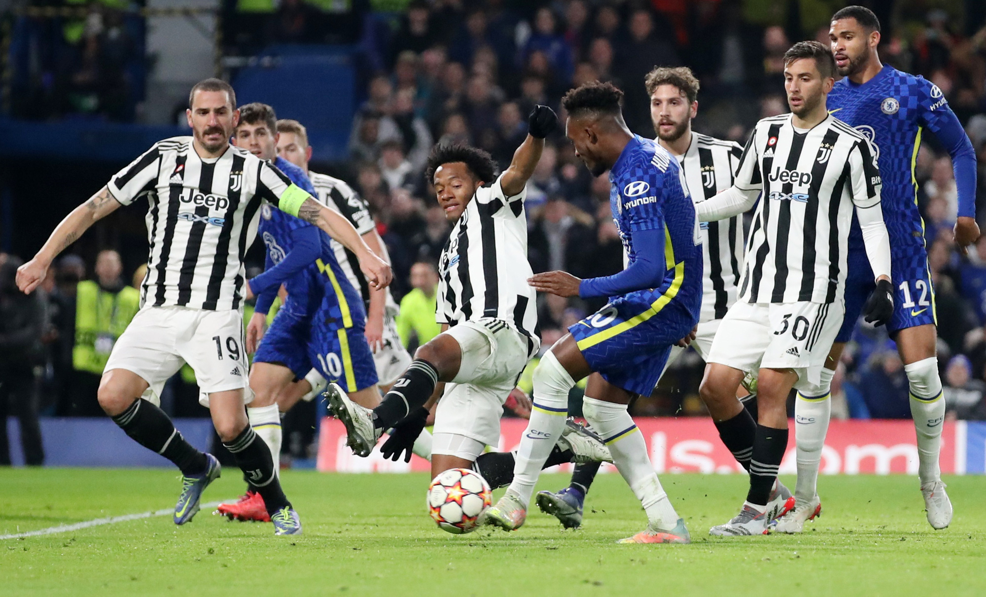 Nghi gian lận tài chính, Juventus sắp bị đánh rớt hạng