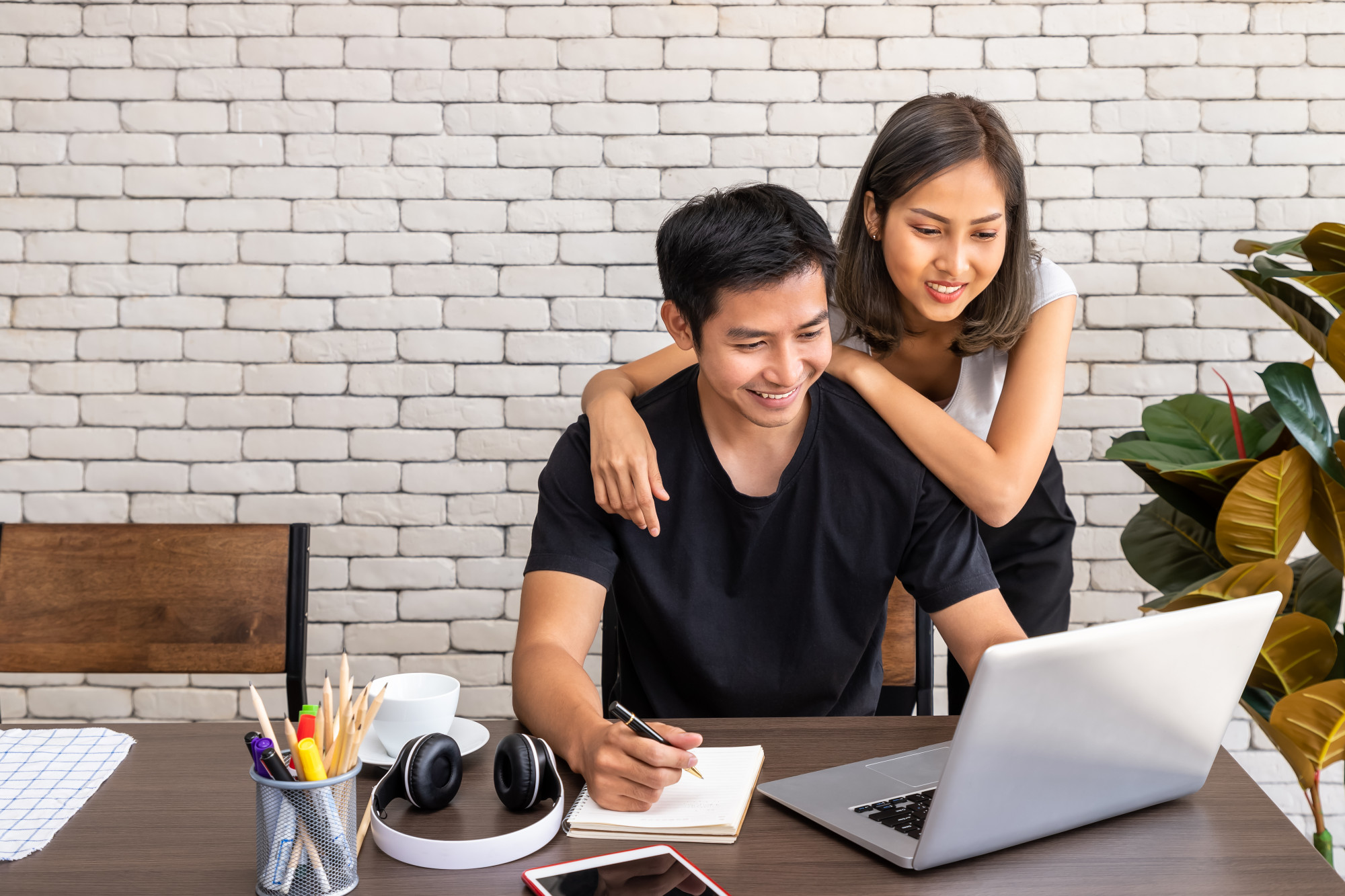 Nếu chồng an phận, vợ nên vẫy vùng