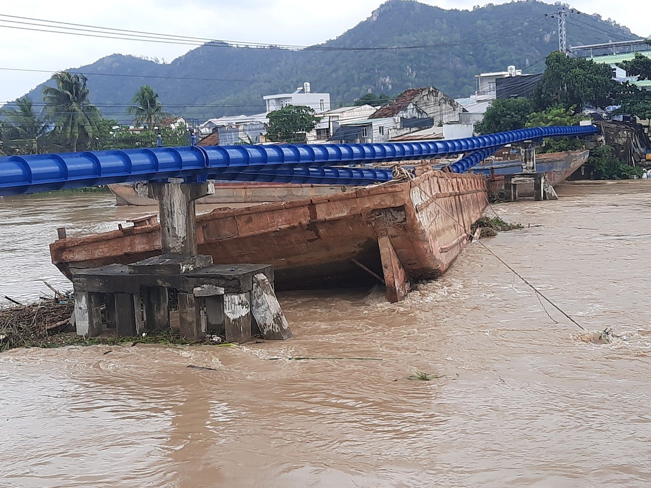Kh&aacute;nh H&ograve;a: S&agrave; lan mắc kẹt, đứt to&agrave;n bộ ống nước tuyến Bắc Nha Trang, cầu H&agrave; Ra bị đe dọa - Ảnh 1.