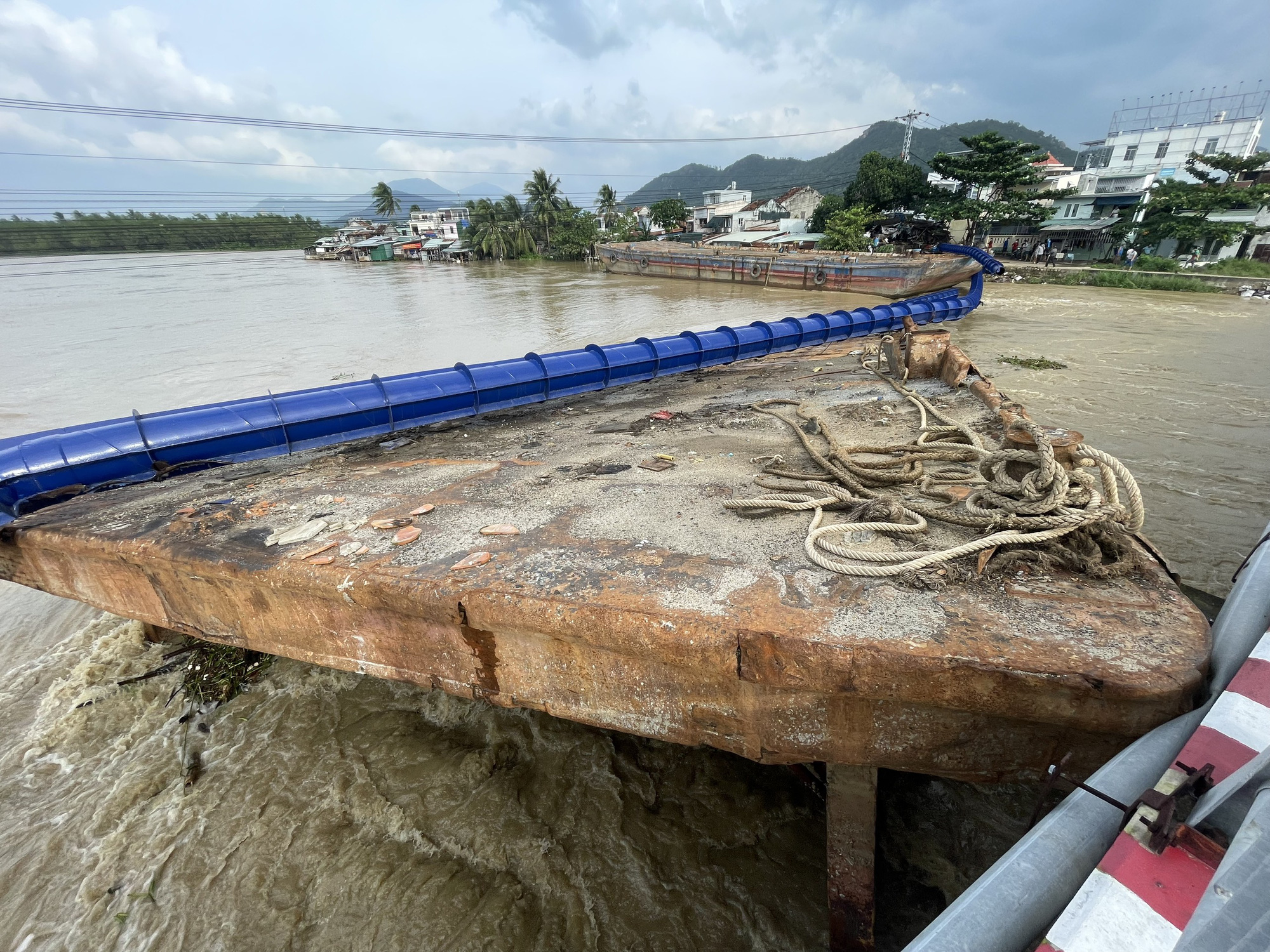 Kh&aacute;nh H&ograve;a: S&agrave; lan mắc kẹt, đứt to&agrave;n bộ ống nước tuyến Bắc Nha Trang, cầu H&agrave; Ra bị đe dọa - Ảnh 4.
