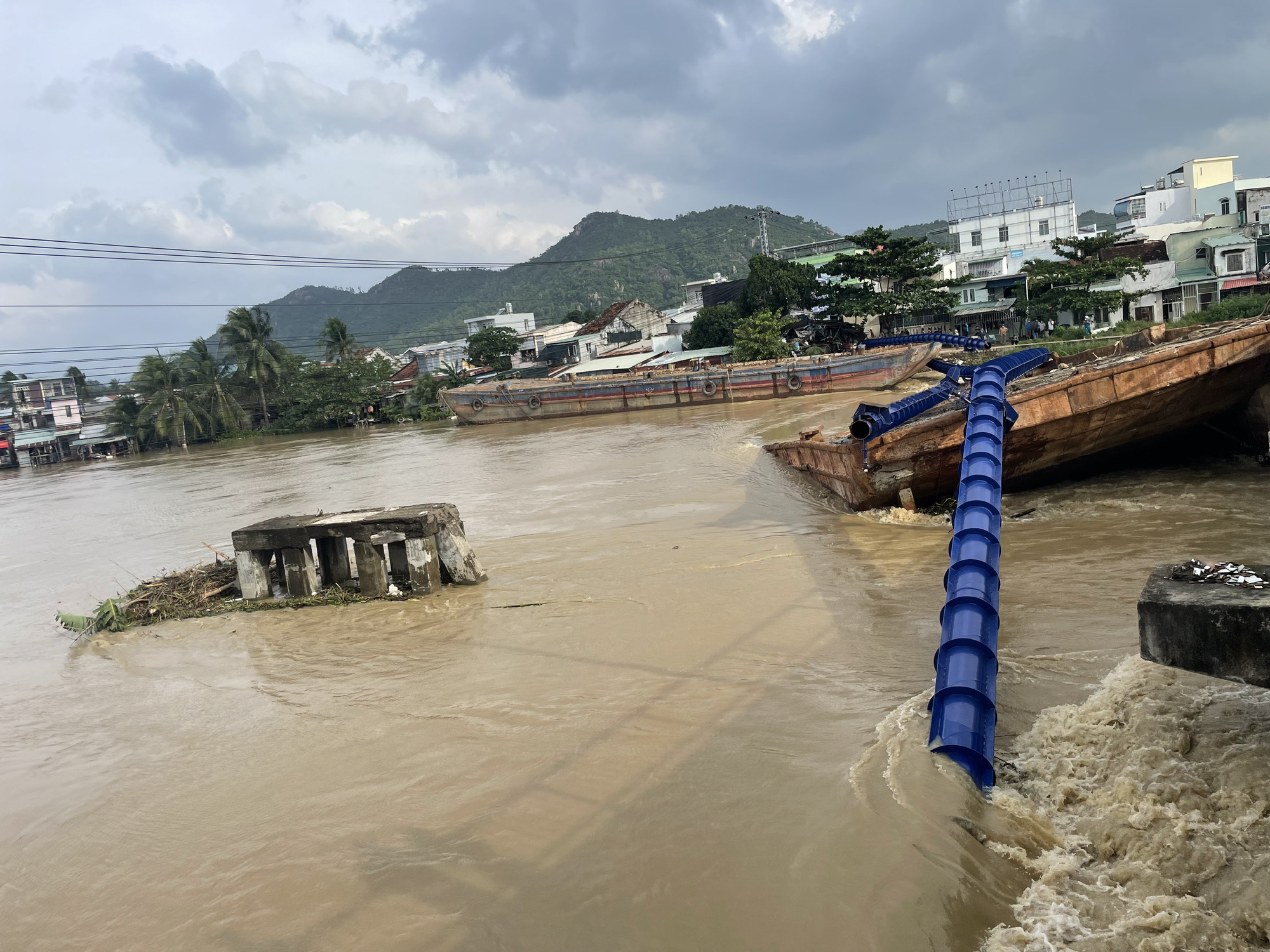 Kh&aacute;nh H&ograve;a: S&agrave; lan mắc kẹt, đứt to&agrave;n bộ ống nước tuyến Bắc Nha Trang, cầu H&agrave; Ra bị đe dọa - Ảnh 3.