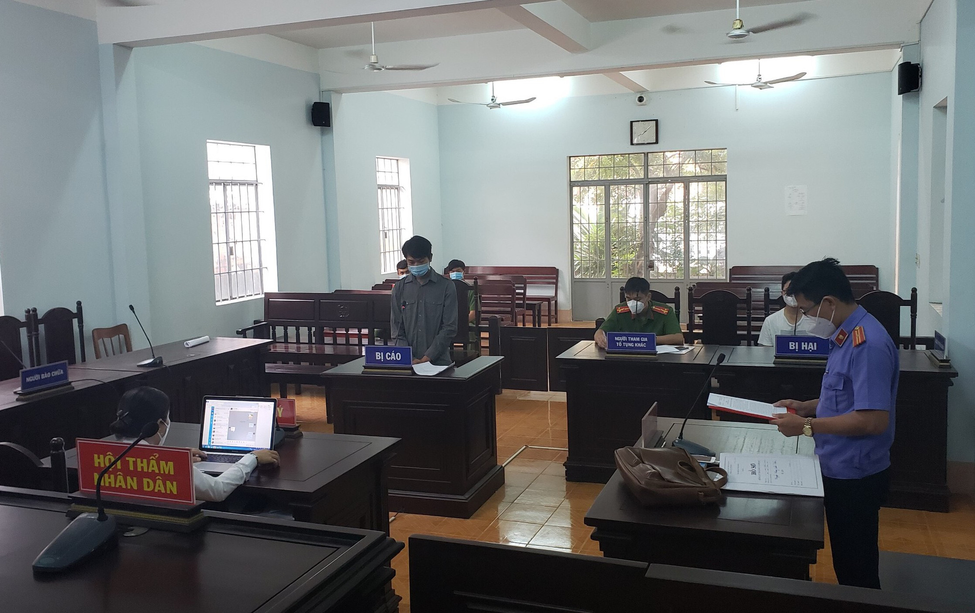 Đánh chiến sĩ trực chốt, nam thanh niên bị phạt 9 tháng tù giam