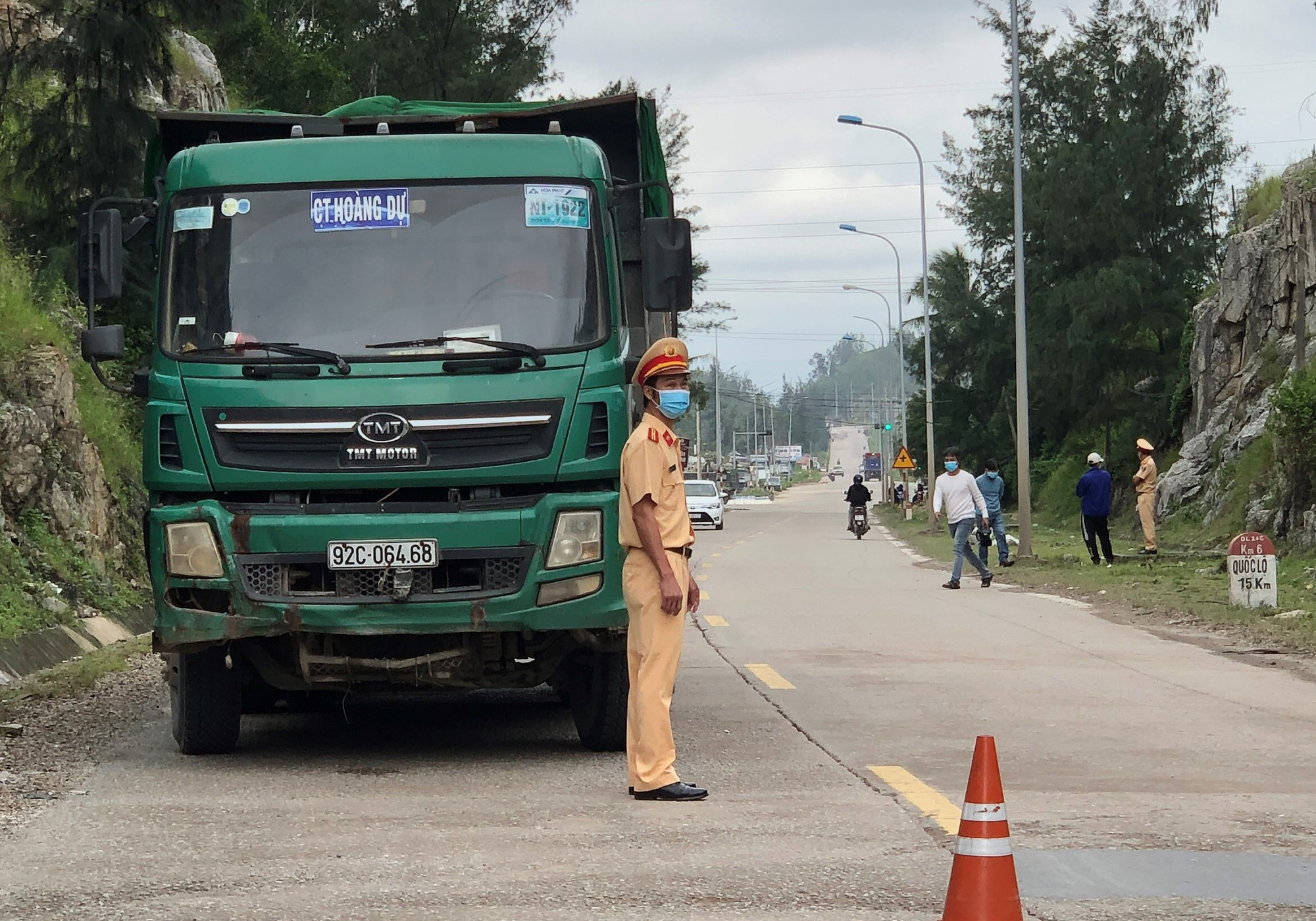 Tự xưng lãnh đạo phòng CSGT gạ doanh nghiệp chung chi 37 triệu đồng - Ảnh 1.