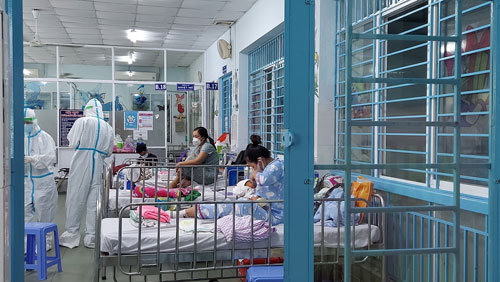Trẻ mắc Covid-19 ở TP HCM nhập viện tăng - Ảnh 1.