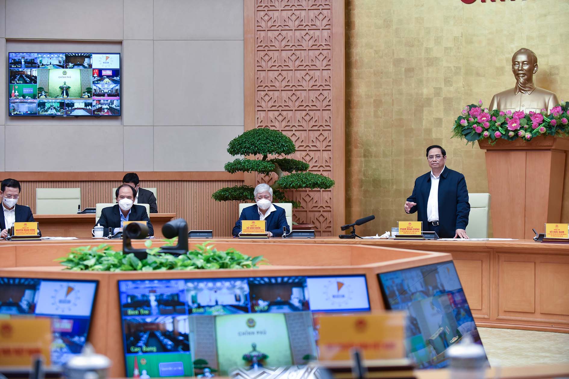 Đẩy nhanh cung ứng v&agrave; ti&ecirc;m vắc-xin - Ảnh 1.