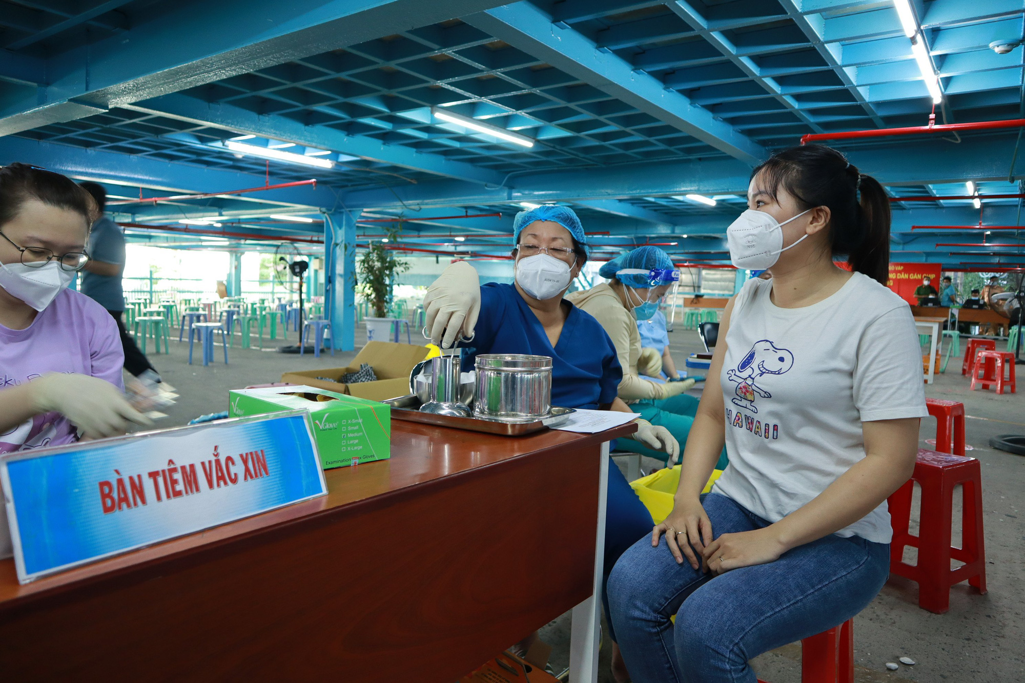 TP HCM bắt đầu ti&ecirc;m mũi 3 cho lực lượng tuyến đầu v&agrave; người suy giảm miễn dịch - Ảnh 3.