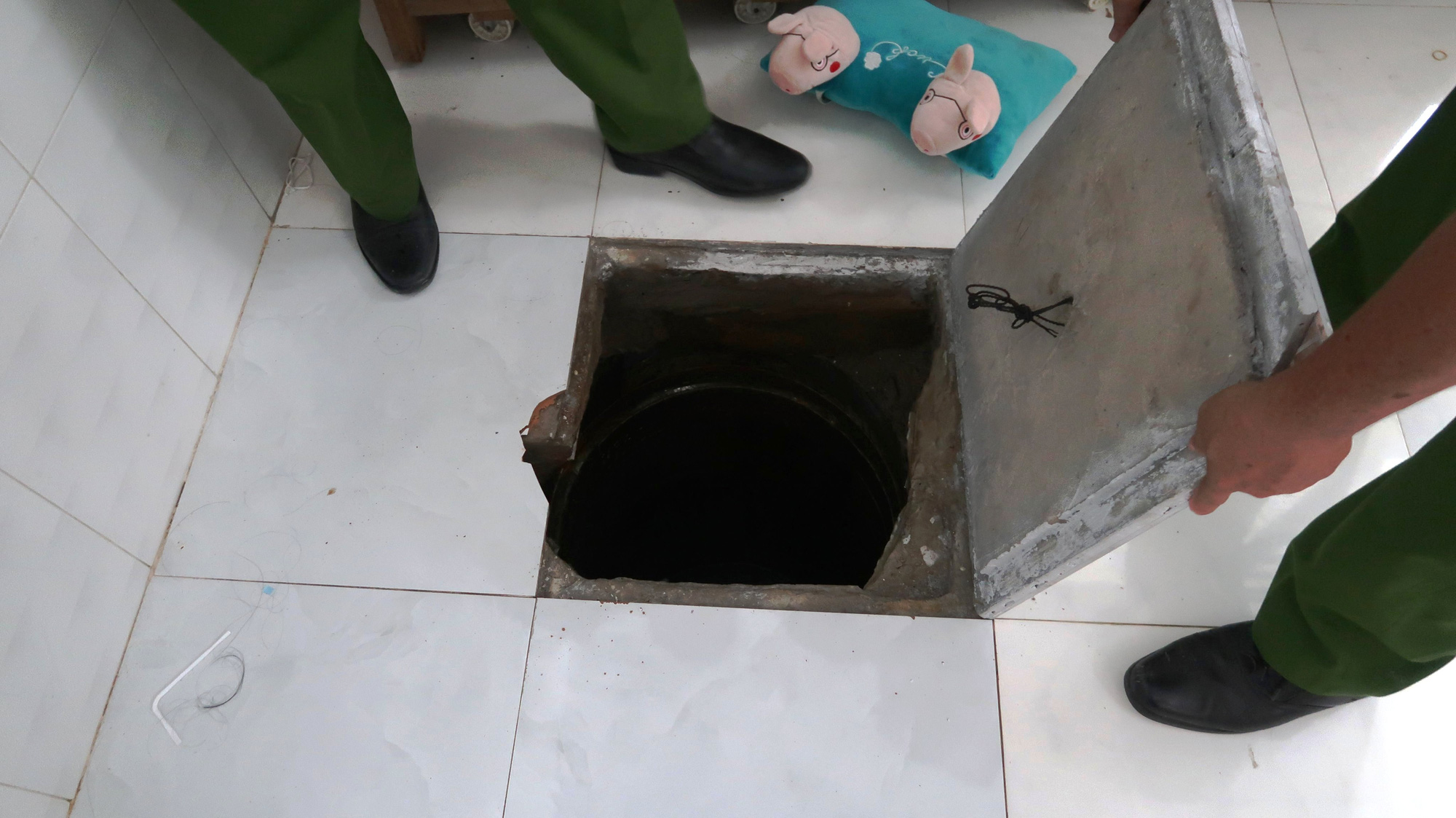 Đối tượng truy nã đào hầm ngay tại nhà để trốn