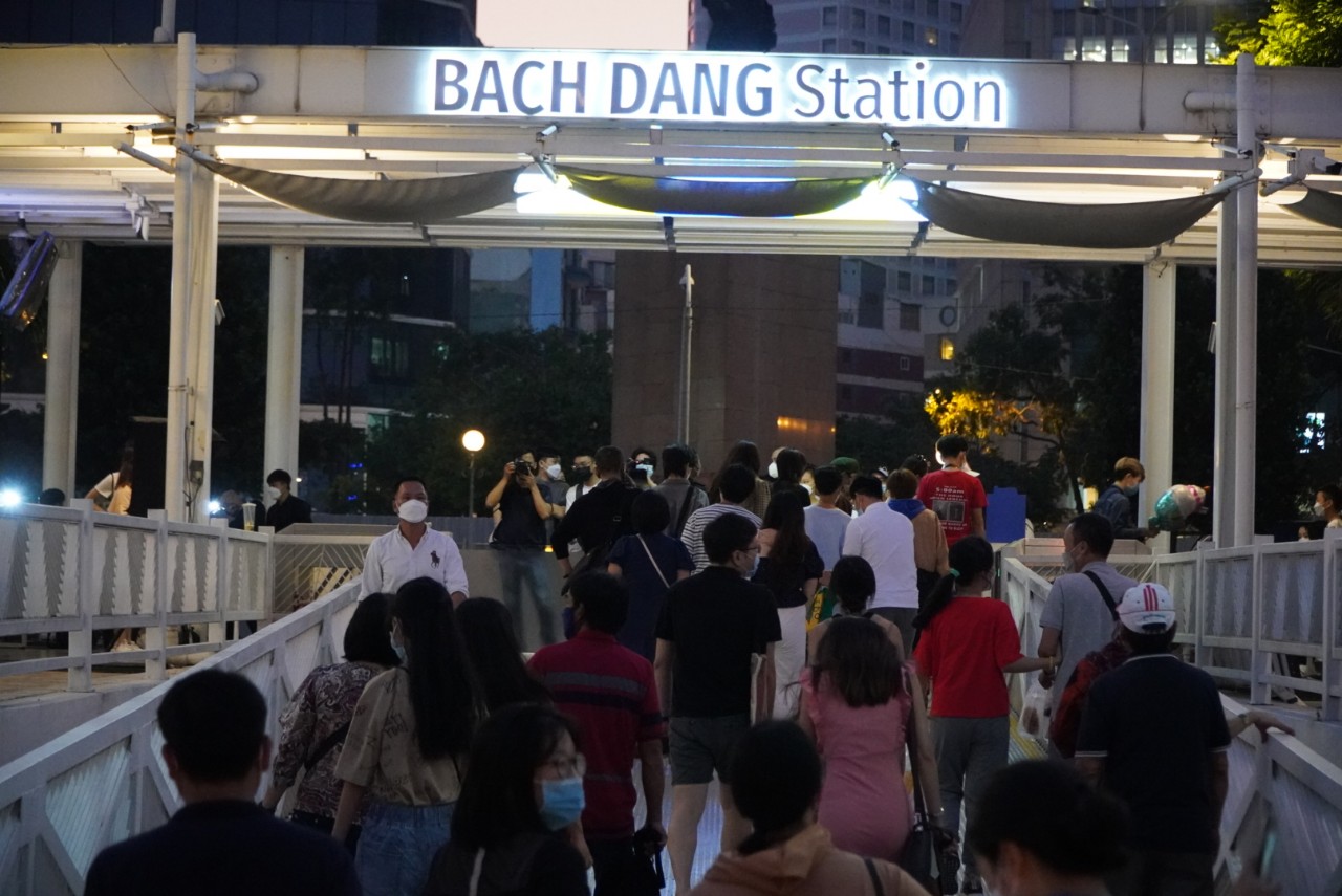 Ngắm TP HCM về đ&ecirc;m v&agrave; thưởng thức &acirc;m nhạc tr&ecirc;n bu&yacute;t s&ocirc;ng với gi&aacute; 15.000 đồng - Ảnh 1.