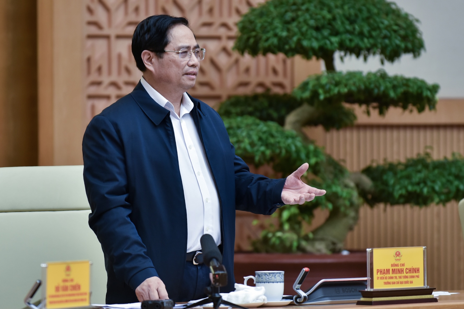 Thủ tướng: Đi từng ngõ, gõ từng nhà, rà từng người để tiêm vắc-xin Covid-19
