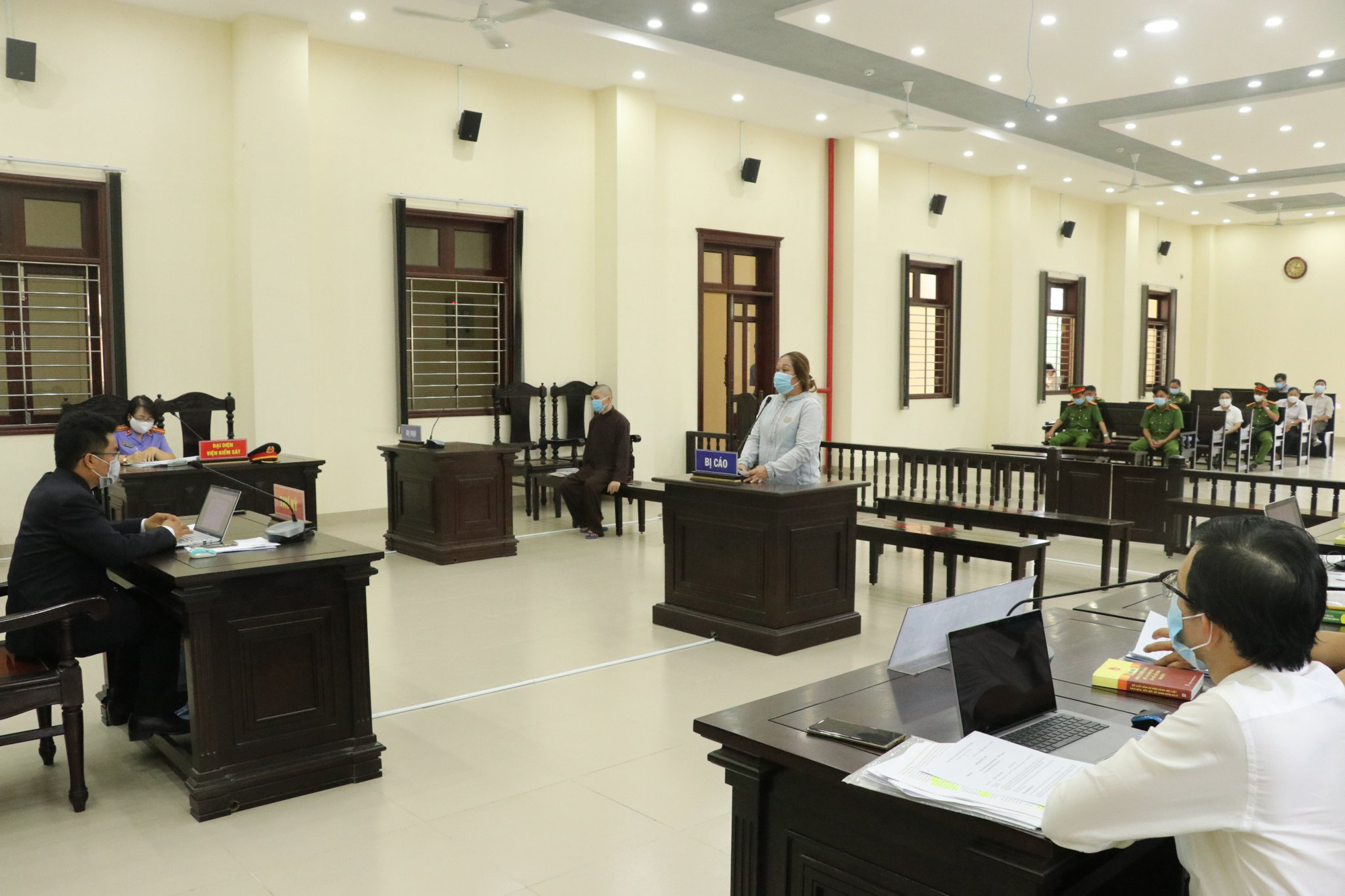 CLIP: X&eacute;t xử vụ g&acirc;y thương t&iacute;ch tại &ldquo;Tịnh thất Bồng Lai&rdquo;: B&aacute;c y&ecirc;u cầu của bị hại - Ảnh 2.