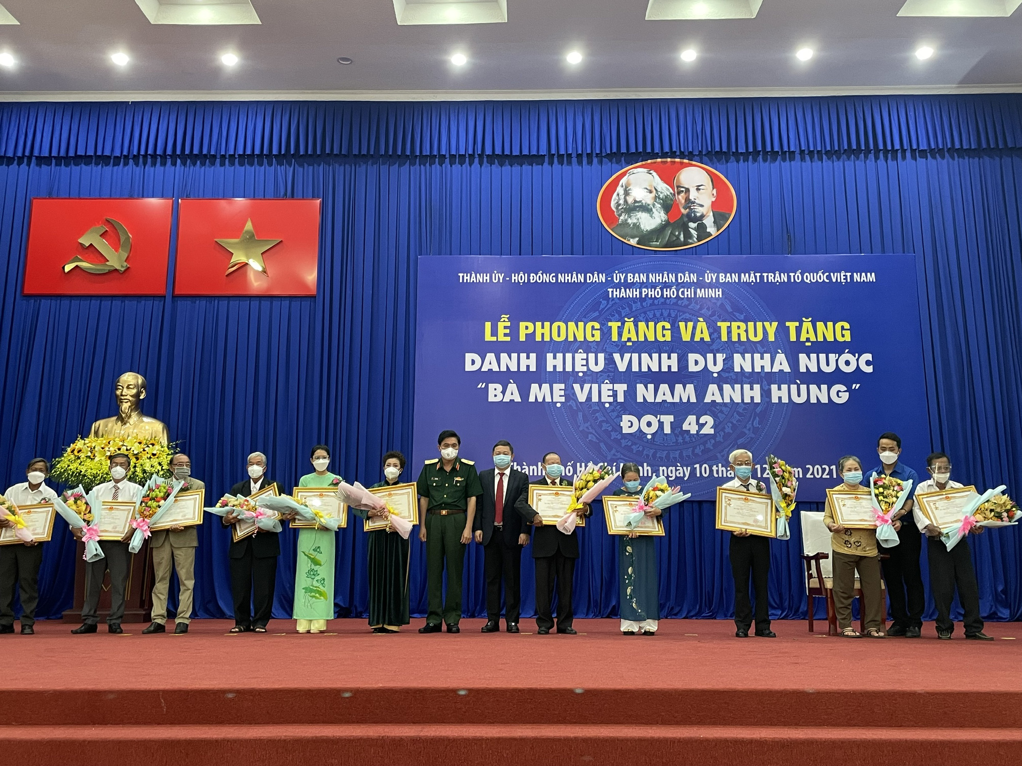 TP HCM phong tặng danh hiệu B&agrave; Mẹ Việt Nam anh h&ugrave;ng cho 23 mẹ - Ảnh 3.