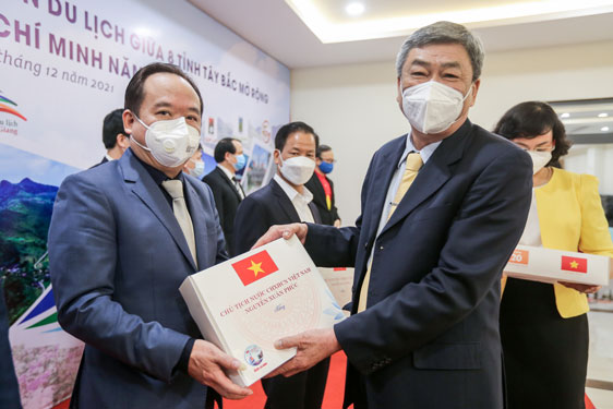 65.000 l&aacute; cờ Tổ quốc đến với 8 tỉnh T&acirc;y Bắc - Ảnh 2.