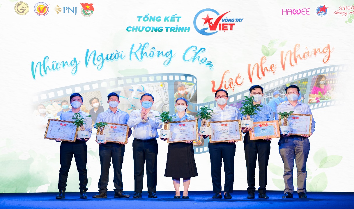 Chùm ảnh cảm xúc về chương trình tổng kết Vòng tay Việt - Siêu thị mini 0 đồng - Ảnh 1.
