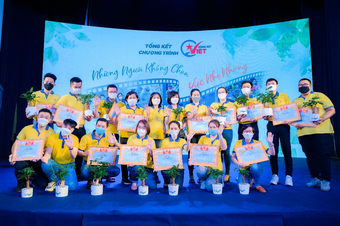 Chùm ảnh cảm xúc về chương trình tổng kết Vòng tay Việt - Siêu thị mini 0 đồng - Ảnh 3.