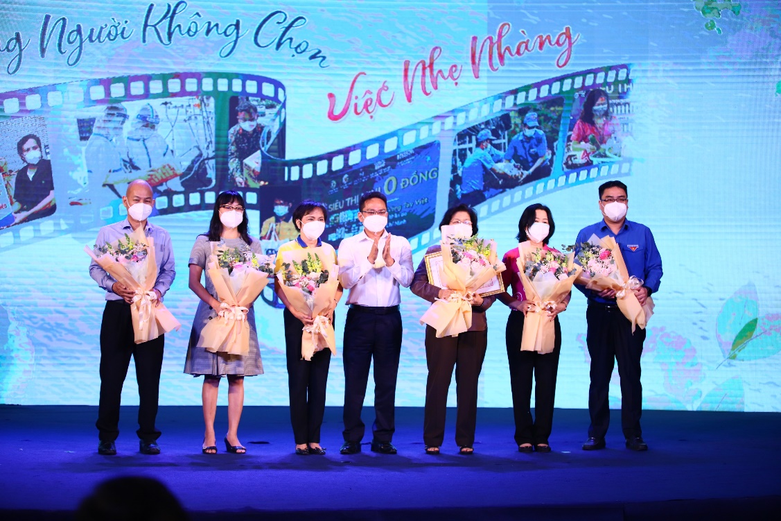 Chùm ảnh cảm xúc về chương trình tổng kết Vòng tay Việt - Siêu thị mini 0 đồng