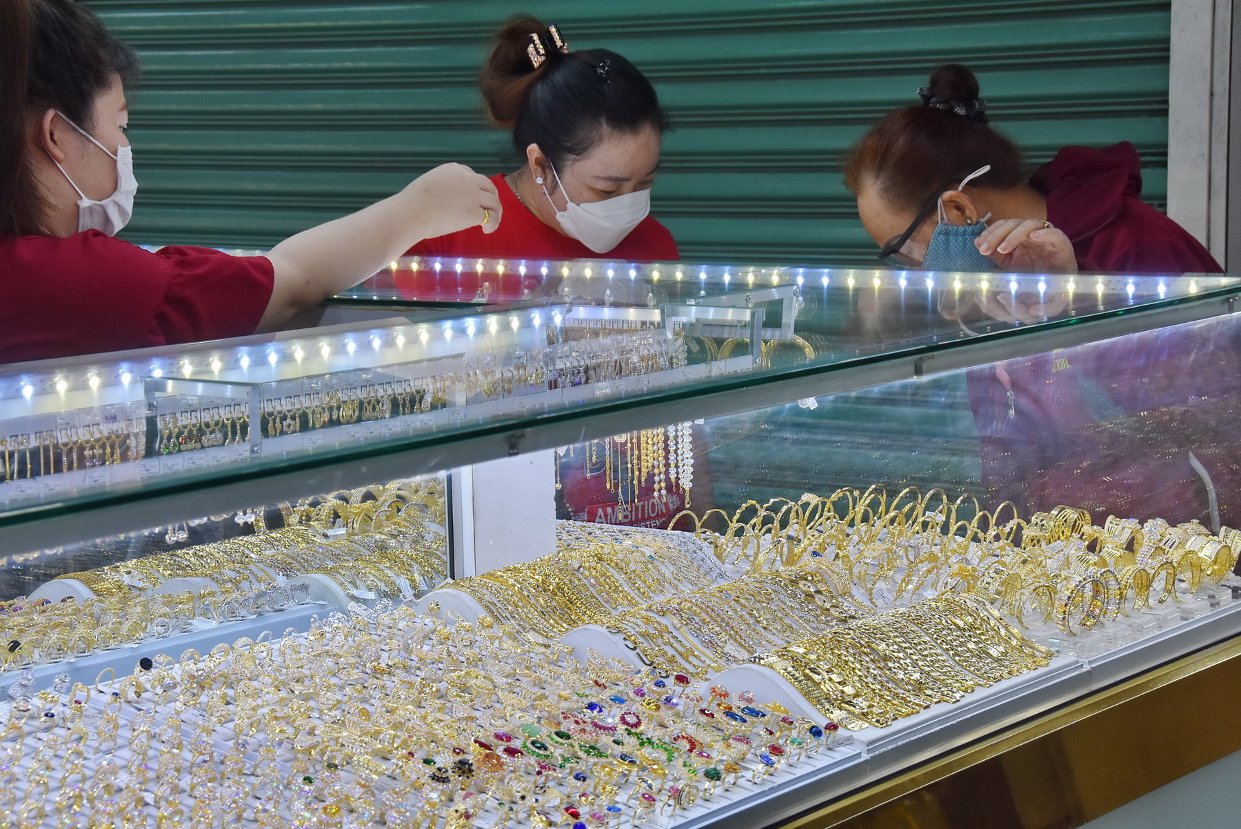 Giá vàng hôm nay 12-12: Vàng SJC giá vẫn rất cao