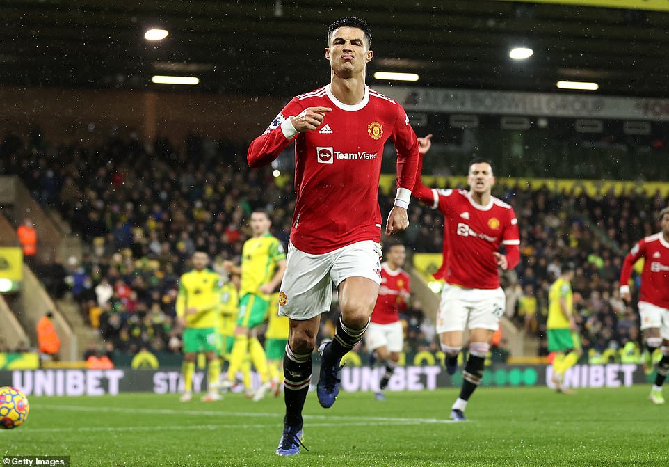Ronaldo mang băng đội trưởng Man United, Maguire bực tức chỉ trích đàn anh
