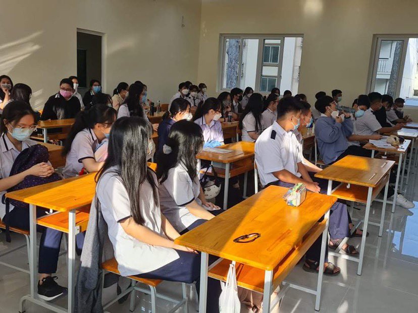 Học sinh lớp 9, 12 TP HCM cẩn trọng ng&agrave;y trở lại trường - Ảnh 1.