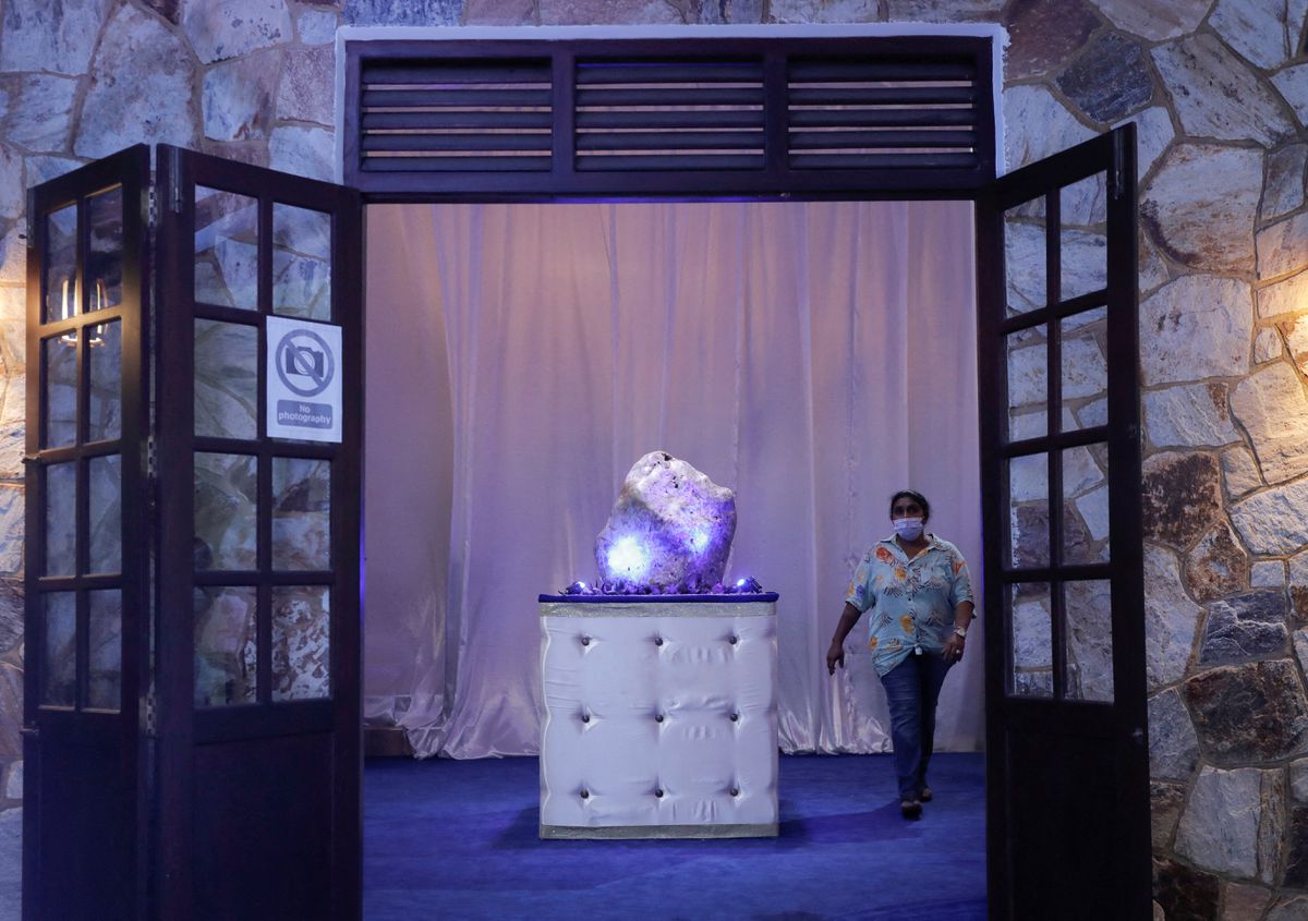 Tìm thấy hòn đá sapphire khủng nặng hơn 300 kg - Ảnh 1.