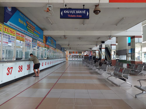 Xe Tết nín thở chờ khách - Ảnh 1.