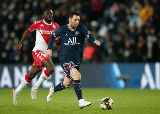 Messi vật v&atilde; t&igrave;m b&agrave;n thắng ở Ligue 1 - Ảnh 1.