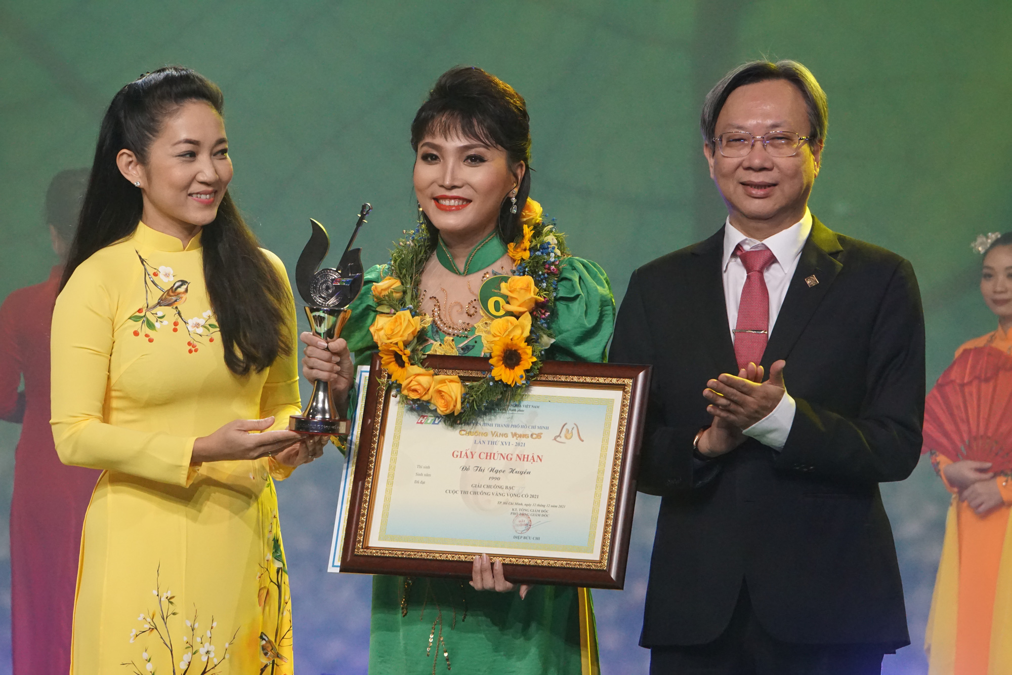 L&ecirc; Thị Diệu Hiền đoạt giải Chu&ocirc;ng v&agrave;ng vọng cổ 2021 - Ảnh 6.