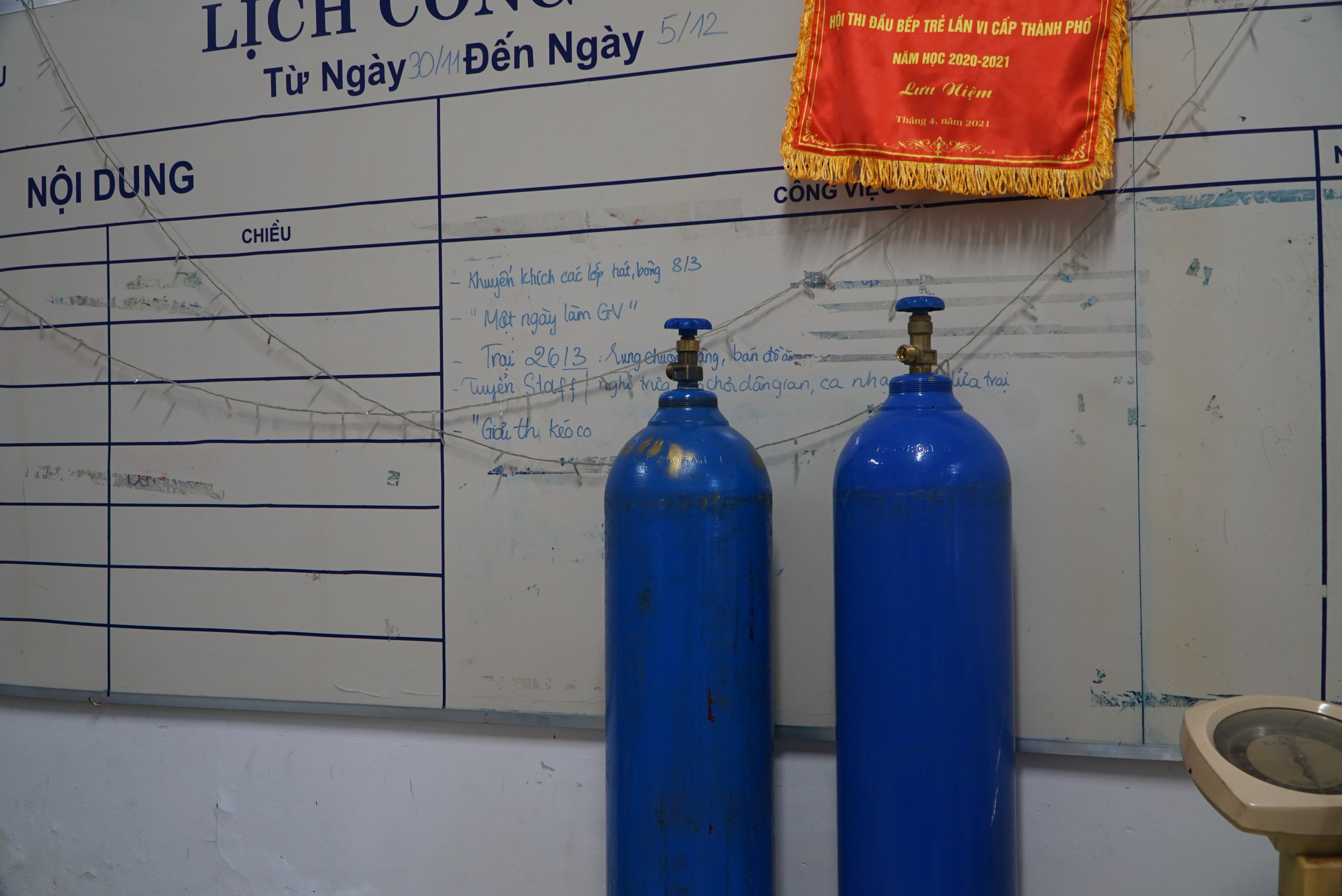Học sinh lớp 9, 12 TP HCM cẩn trọng ng&agrave;y trở lại trường - Ảnh 8.