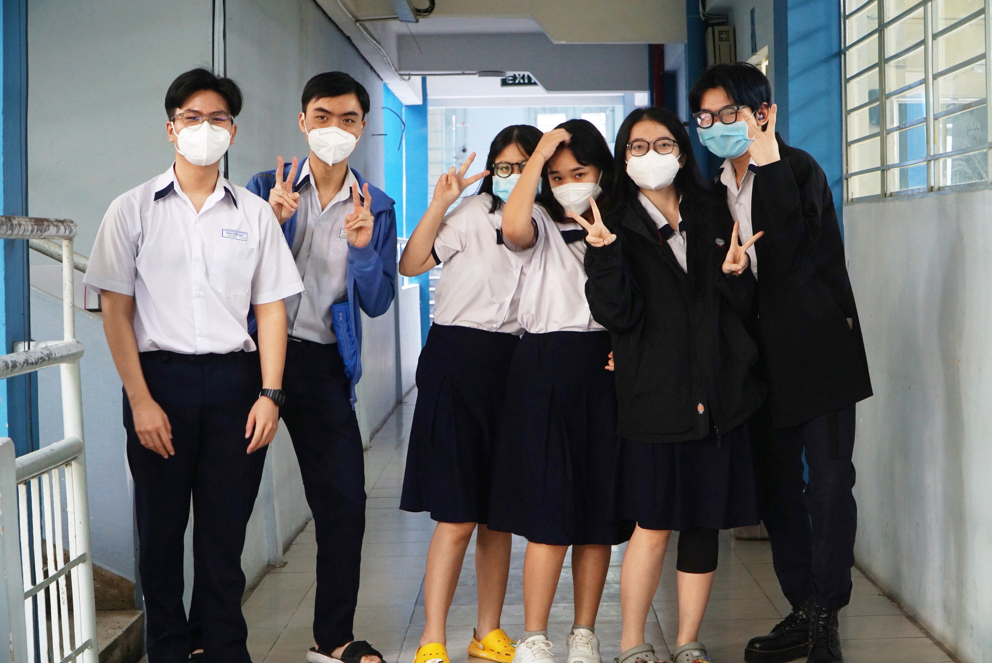 Học sinh lớp 9, 12 TP HCM cẩn trọng ng&agrave;y trở lại trường - Ảnh 10.