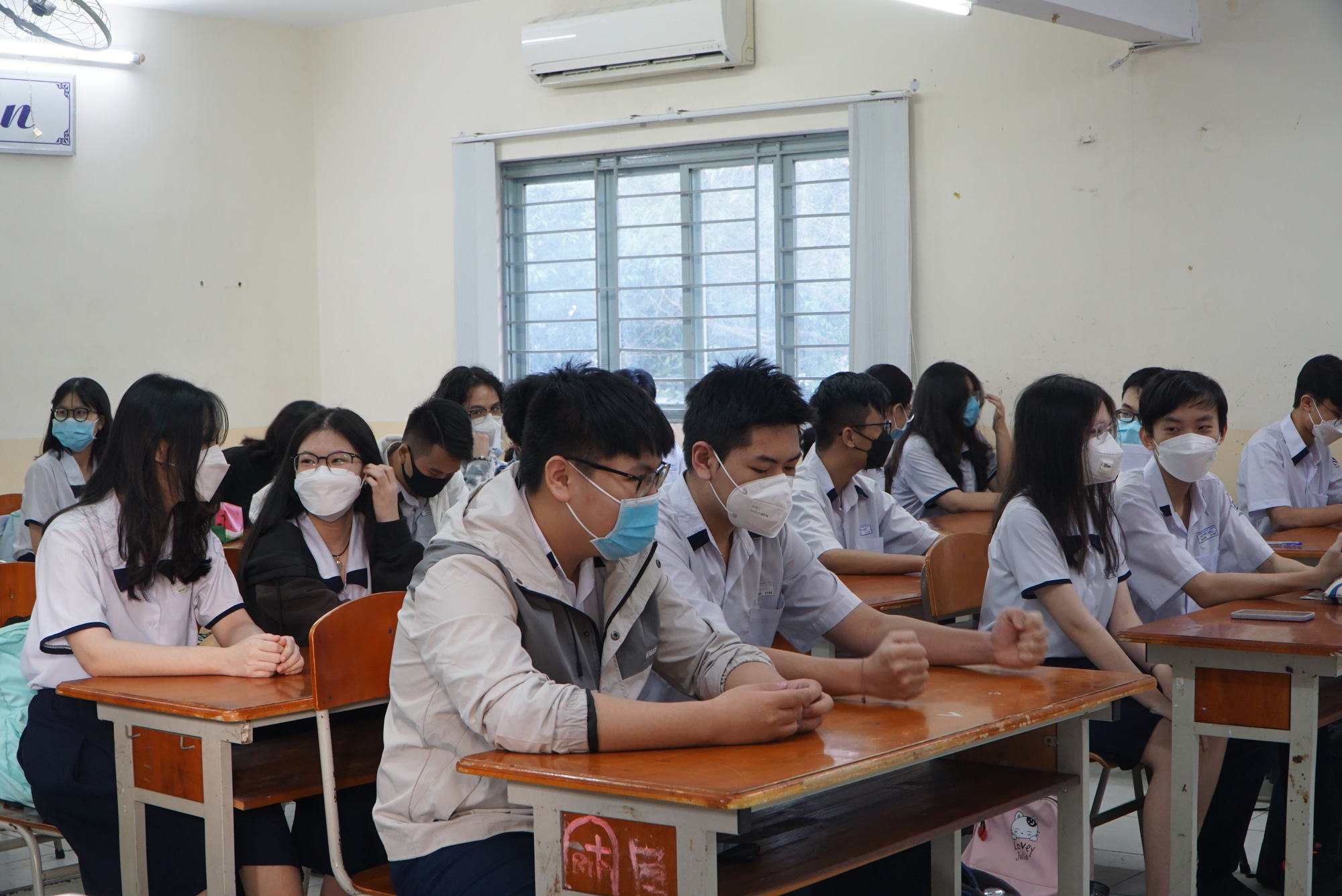 Học sinh lớp 9, 12 TP HCM cẩn trọng ng&agrave;y trở lại trường - Ảnh 5.