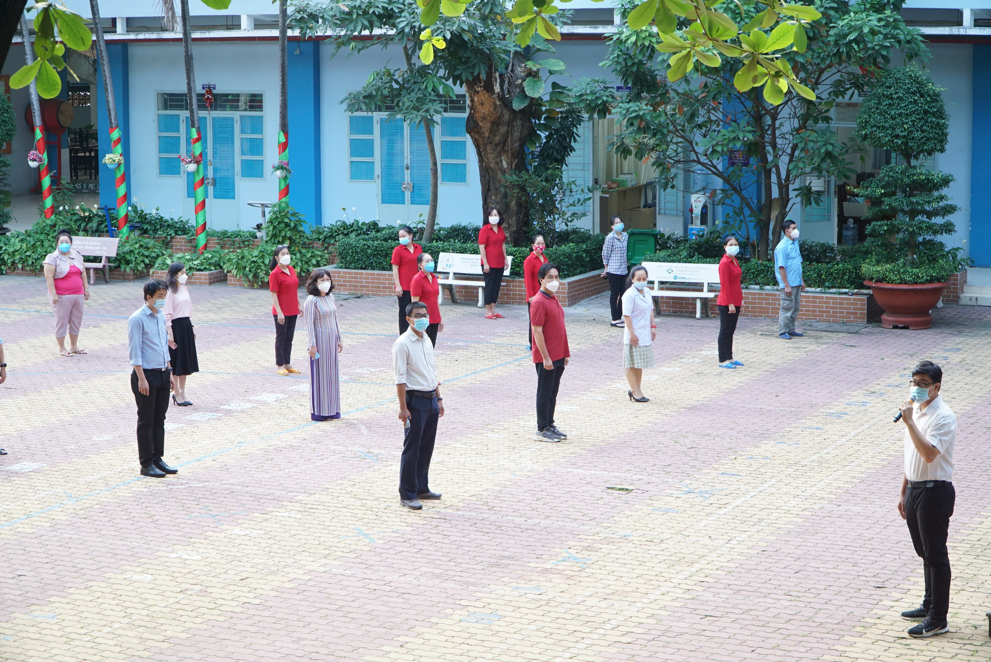 Học sinh lớp 9, 12 TP HCM cẩn trọng ng&agrave;y trở lại trường - Ảnh 7.